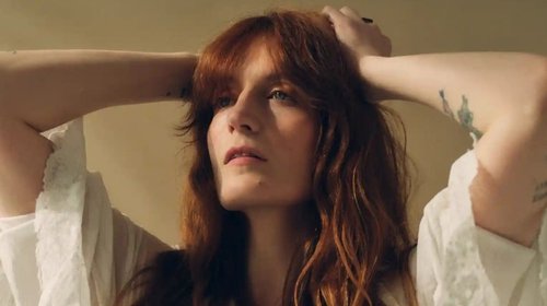 Florence Welch revela cirugía de emergencia que le salvó la vida