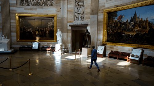 Casa Blanca comienza con despidos por cierre de Gobierno Federal