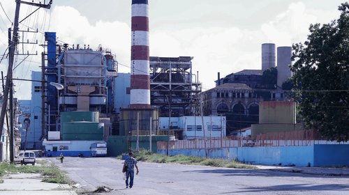Anuncian apagones simultáneos en casi 50% del territorio en Cuba