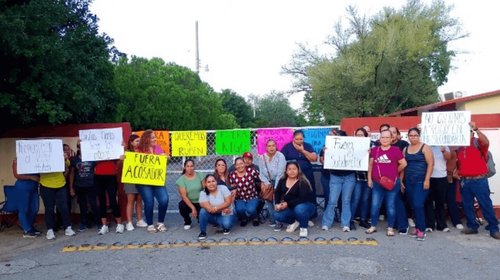 Padres cierran secundaria técnica para exigir regreso de director
