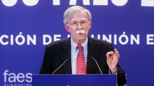 Acusan a exasesor de Trump por manejo de documentos clasificados