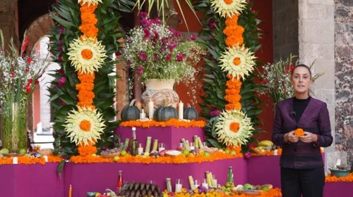 Sheinbaum dedica ofrenda en Palacio a las mujeres de México