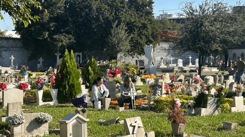 Visitan familias a sus seres queridos por el día de muertos