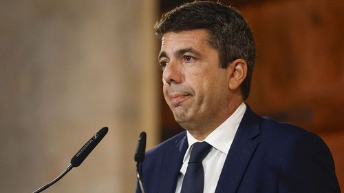 Dimite presidente valenciano tras críticas por gestión de riadas