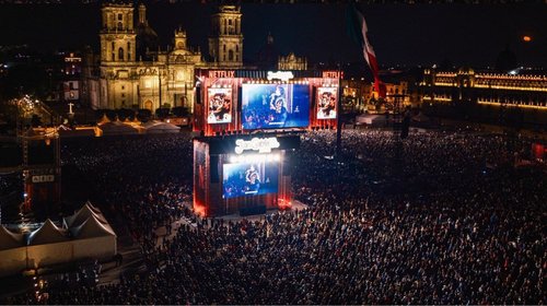 Más de 170 mil reviven a Juan Gabriel en el Zócalo de CDMX