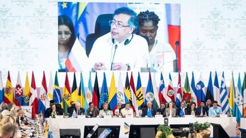 Petro pide una 'democracia global' en cumbre Celac-UE