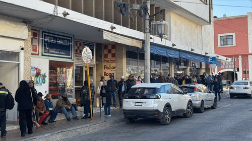 Adultos mayores enfrentan frío para cobrar pensión en Saltillo