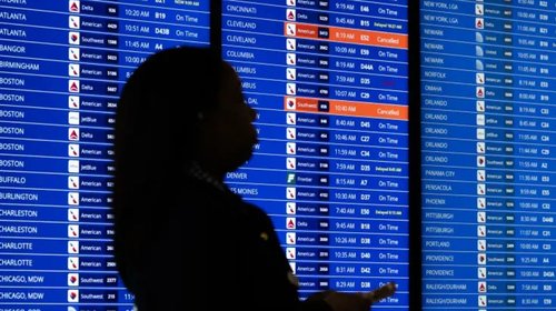 Trump dice que recortará sueldos a controladores aéreos