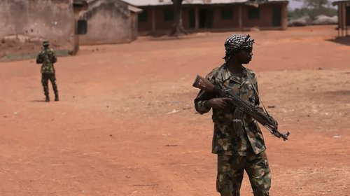 Asesinan a maestro y secuestran a 25 niñas en escuela de Nigeria