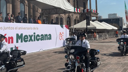 Acuden a desfile de la Revolución Mexicana en Macroplaza