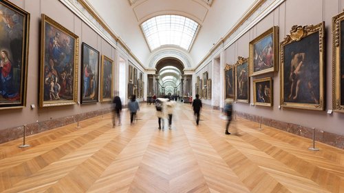 Inundación daña 400 obras en biblioteca egipcia del Louvre
