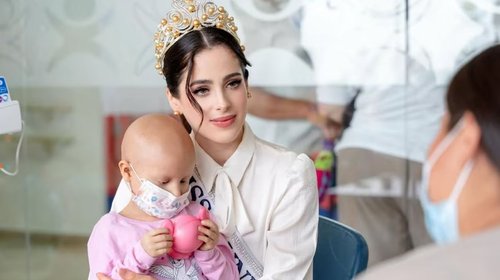 Dona Fátima Bosch juguetes a niños con cáncer en Tabasco