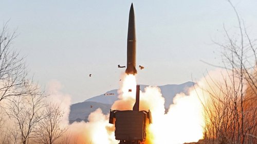 Norcorea lanza misiles balísticos hacia el mar de Japón