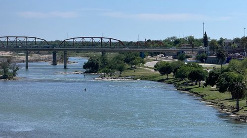 Embajada de EUA alerta sobre barreras flotantes en Río Bravo