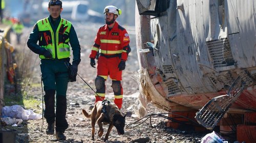 Asciende a 45 fallecidos por descarrilamiento de tren en España