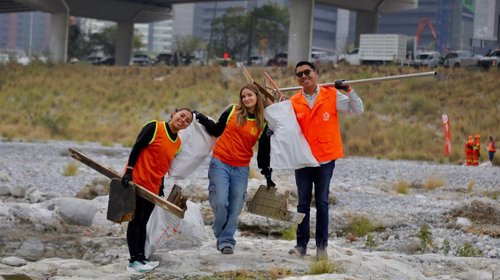Retira Prepa Tec 1.3 toneladas de residuos de Río Santa Catarina