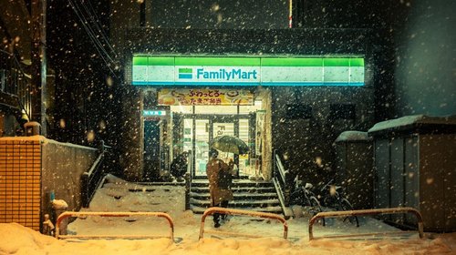 Fuertes tormentas de nieve colapsan vialidades de Japón y Rusia