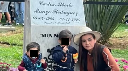 Develan placa en memoria de Carlos Manzo en Uruapan