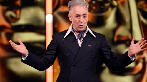 Alan Cumming se disculpa por polémica en los BAFTA