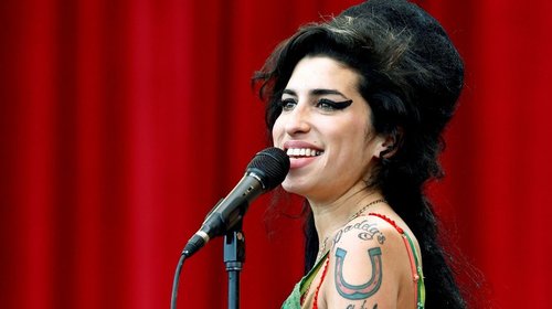 Padre de Amy Winehouse pierde demanda por subasta