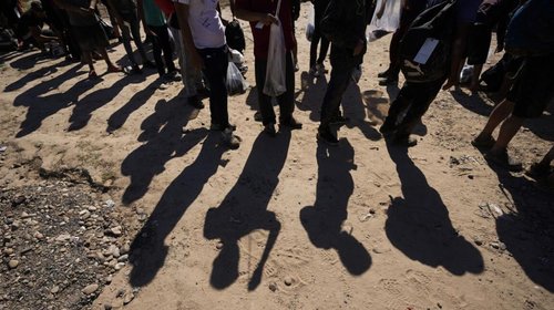 Texas avala ley que permite detener a migrantes por sospecha