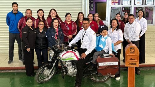Alumnos homenajean a carteros y exponen carencias del oficio