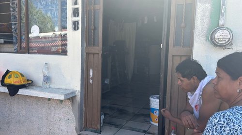 Cortocircuito provoca incendio y deja a joven sin cama ni colchón
