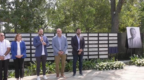Develan placa en honor a Mauricio Fernández en San Pedro