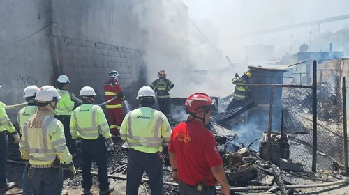 Incendio consume cinco tejabanes en colonia Cementos en Monterrey