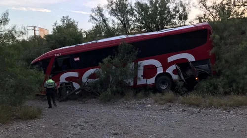 Vuelca autobús en carretera 57 y deja varios lesionados