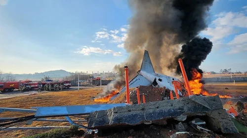Avión se estrella en Corea del Sur y deja 120 muertos