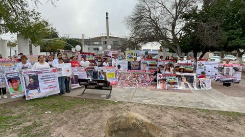 Instalan pino navideño en Reynosa con fotos de desaparecidos