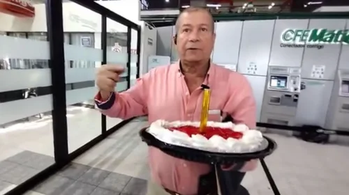 Lleva usuario de CFE pastel para recordar daños de un año