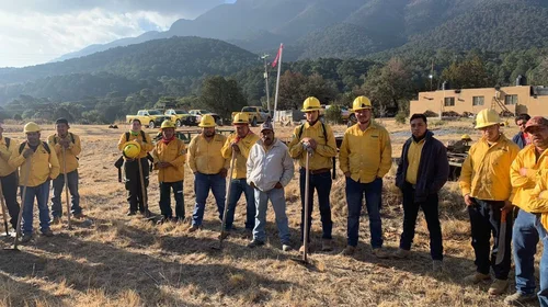 Combaten incendio forestal en Puerto Conejo, entre NL y Coahuila