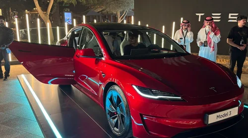 Tesla abre su primera sala de exhibición en Arabia Saudita