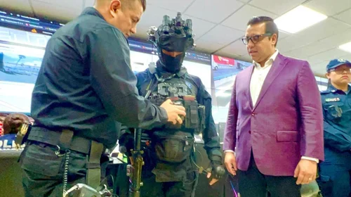 Jesús Nava equipa a policías con cámaras conectadas al C4