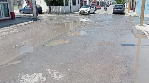 Denuncian daños y riesgos por baches en calles de Saltillo