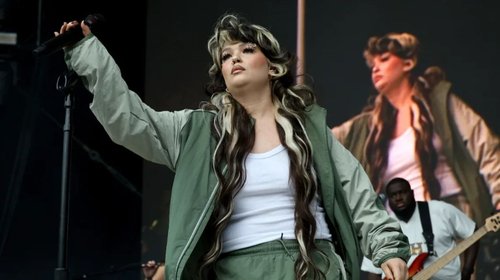 Lola Young cancela su gira tras colapso en escenario