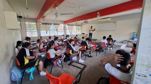 Sufren alumnos calor extremo por falta de luz en secundaria