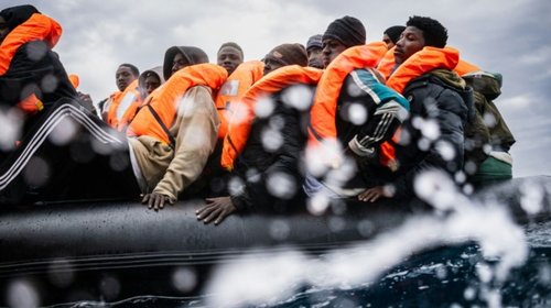 Naufragio frente a Libia deja 53 migrantes muertos