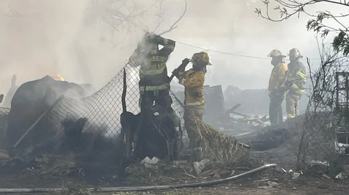 Consume incendio de llantas terreno en Escobedo