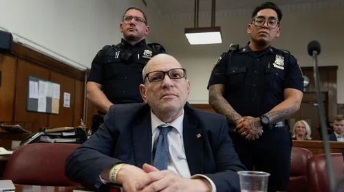 Juez ordena traslado de Weinstein a hospital durante juicio