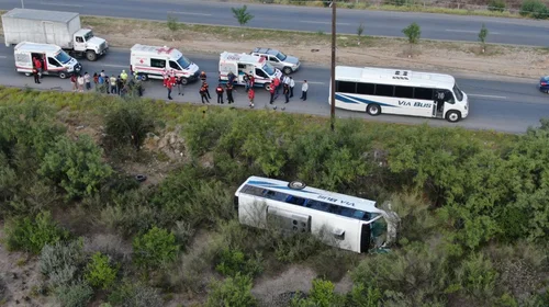 Vuelca transporte de personal en Salinas Victoria; hay 11 heridos