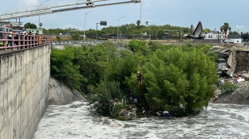 Rescatan a hombre en Arroyo Topo Chico en San Nicolás
