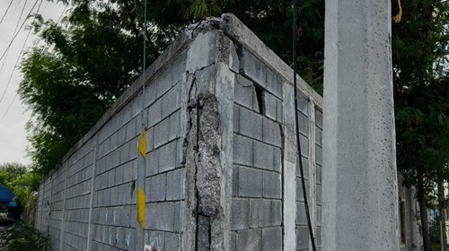 Bardas en riesgo representan peligro para peatones y vehículos