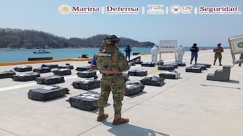 Marina rescata a 11 tras choque de embarcaciones en La Paz