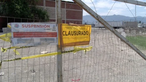 Recicladora clausurada sigue emitiendo humo en Saltillo