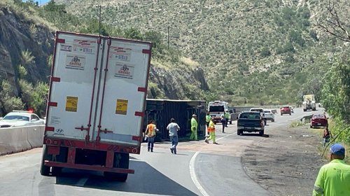 Se vuelca tráiler en la carretera Los Chorros 