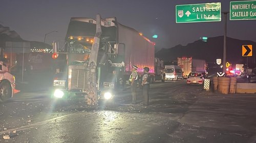 Se estrella tráiler contra poste en carretera a Saltillo