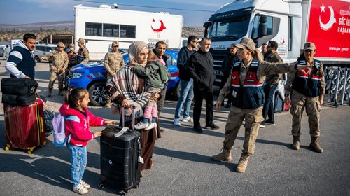 Vuelven más de 150,000 personas a Siria tras caída de Al Asad